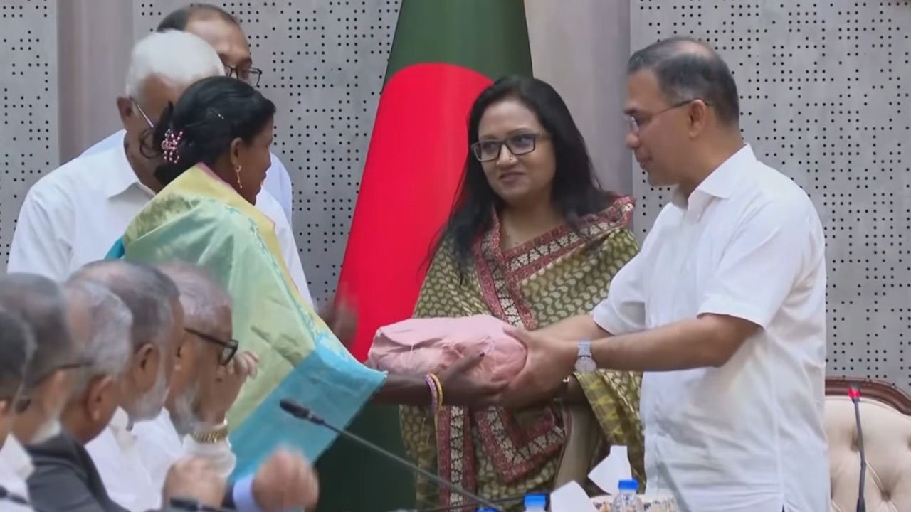 প্রধানমন্ত্রীকে চা-পাতা উপহার দিলেন শ্রীমঙ্গলের চা-শ্রমিক সন্তুকী রায়